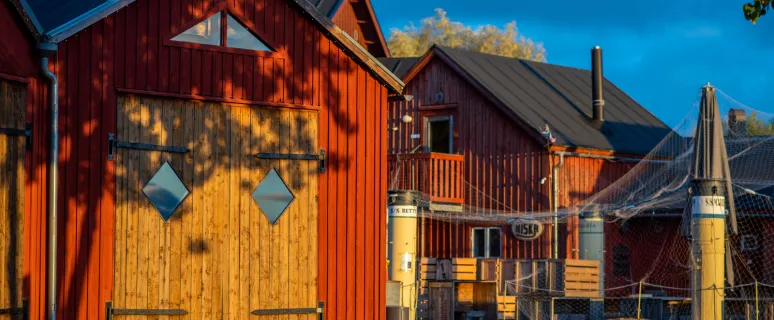 Röda bodar i Sjökvarteret i Mariehamn på hösten.