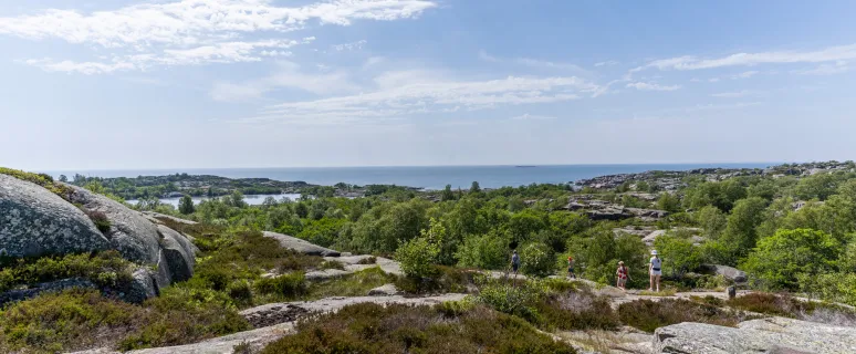 Vandring med havsutsikt på Kalen på Kökar.