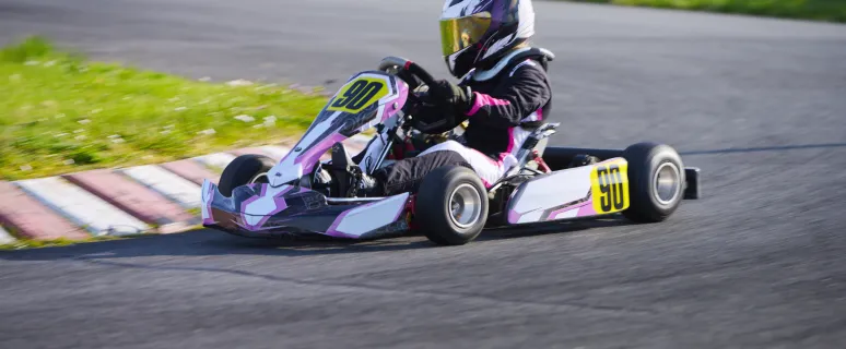 Barn som kör gokart.