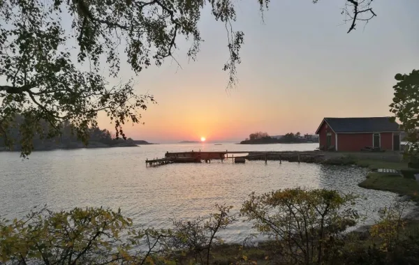 Båthus vid strand