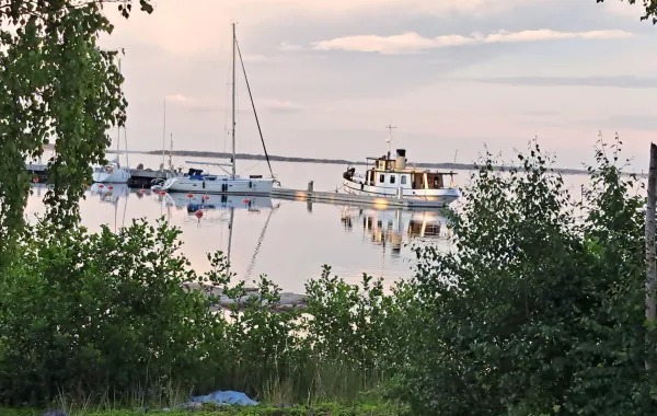 Utsikt över gästhamnen vid Hotell & Restaurang Gullvivan.