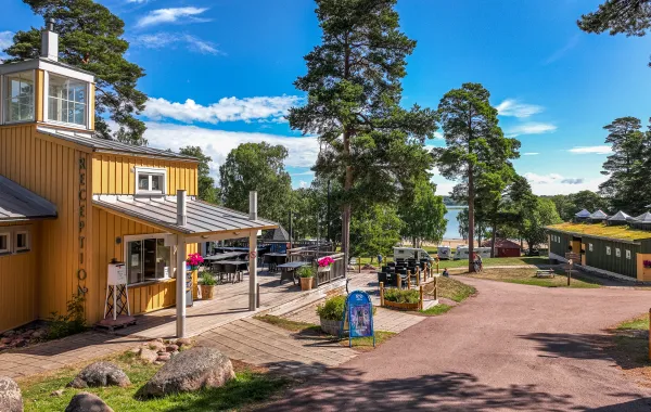 Gröna Uddens camping med café och servicehus i Mariehamn.