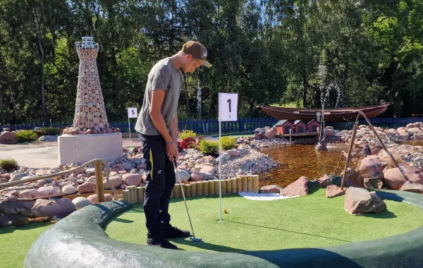 Äventyrsgolf vid Eckerö Camping & Stugor.