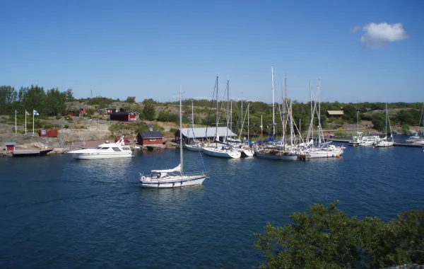Hellsö gästhamn vid Havspaviljongen.