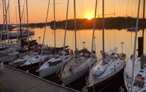 Segelbåtar i solnedgången i Käringsunds gästhamn.