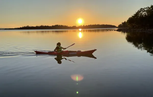Paddling i solnedgången vid Marina hamnsundet på Åland.